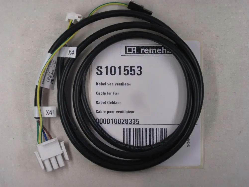 Kabel mit mehreren Leitungen und Steckverbindungen für Ventilatoren, gekennzeichnet mit "Remeha" und verschiedenen Kabelnummern. Verpackt auf einem Hinweisblatt.